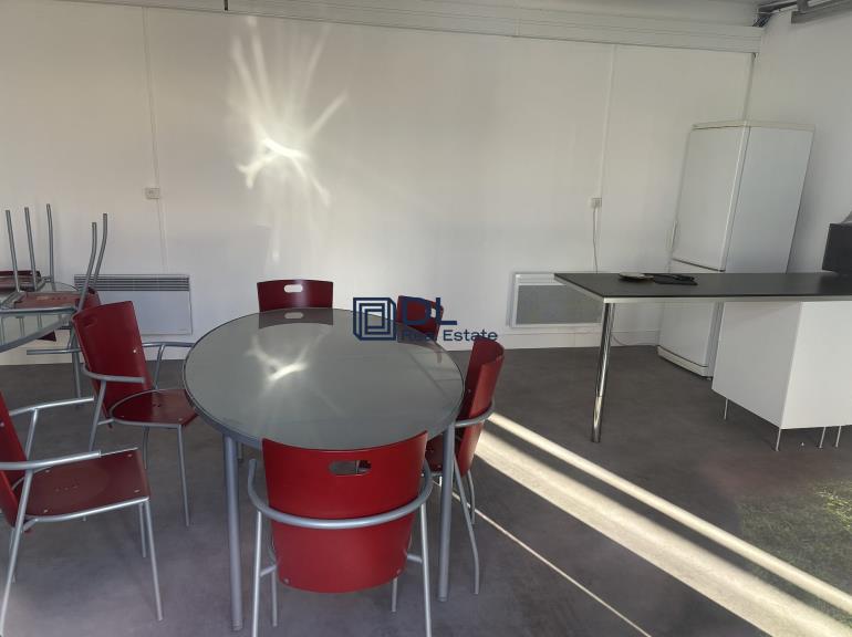 Entrepôt à vendre à Essarts-le-Roi - 953 m²