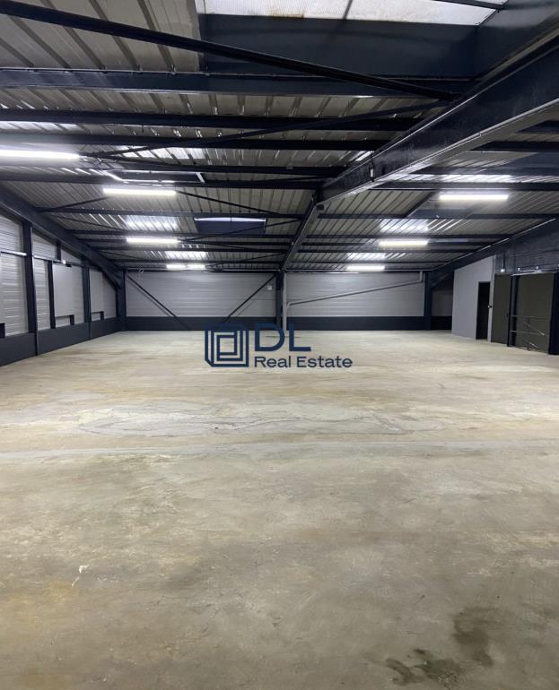 Entrepôt à vendre à Montigny-le-Bretonneux - 2 500 m²