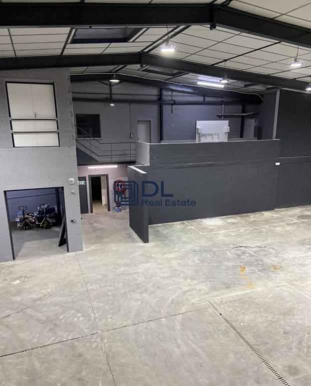 Entrepôt à vendre à Montigny-le-Bretonneux - 2 500 m²