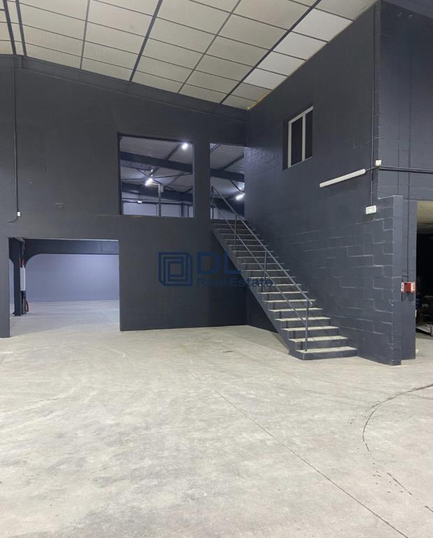 Entrepôt à vendre à Montigny-le-Bretonneux - 2 500 m²