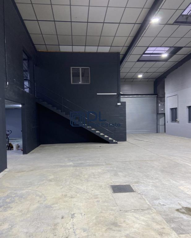 Entrepôt à vendre à Montigny-le-Bretonneux - 2 500 m²