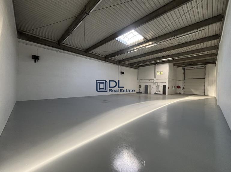 Entrepôt à louer à Coignières - 882 m²