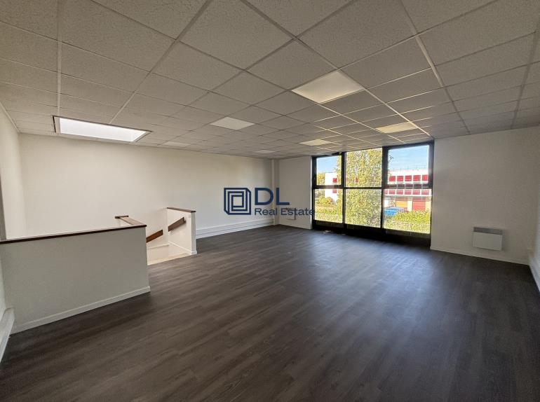 Entrepôt à louer à Coignières - 882 m²