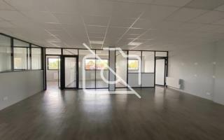 Entrepôt à louer à Bois-d Arcy - 300 m²