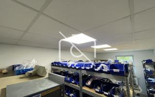 Entrepôt à louer à Houdan - 827 m²