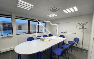 Entrepôt à louer à Les Ulis - 710 m²