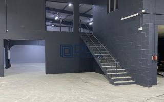 Entrepôt à vendre à Montigny-le-Bretonneux - 2 500 m²